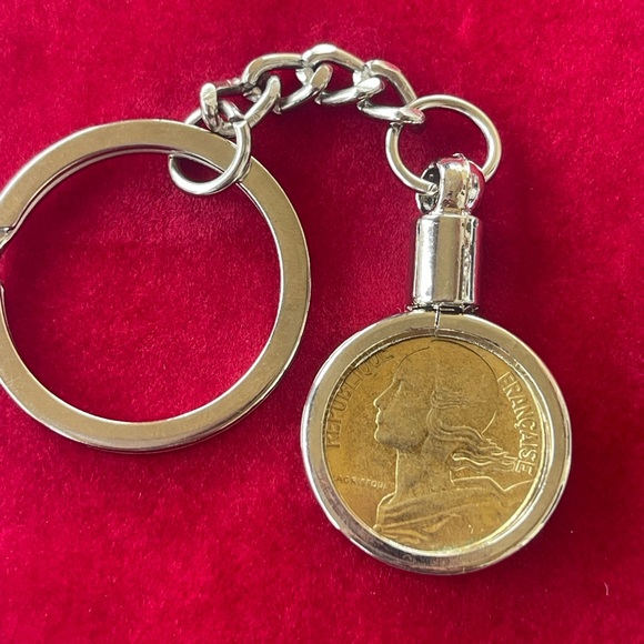 Gorgeous me French golden coin keychain - Picture 1 of 7